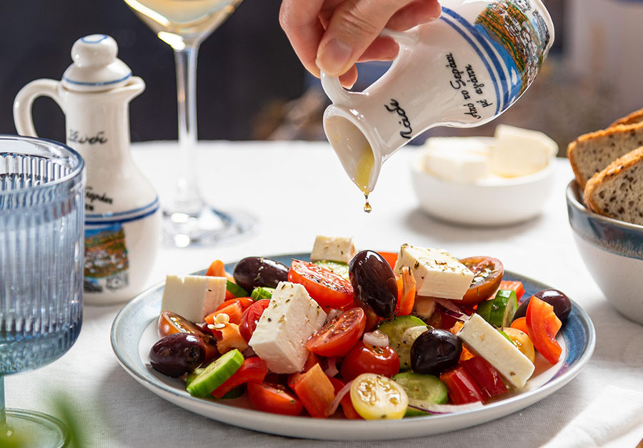 Symbolbild für mediterrane Ernährung (griechischer Salat mit Olivenöl)
